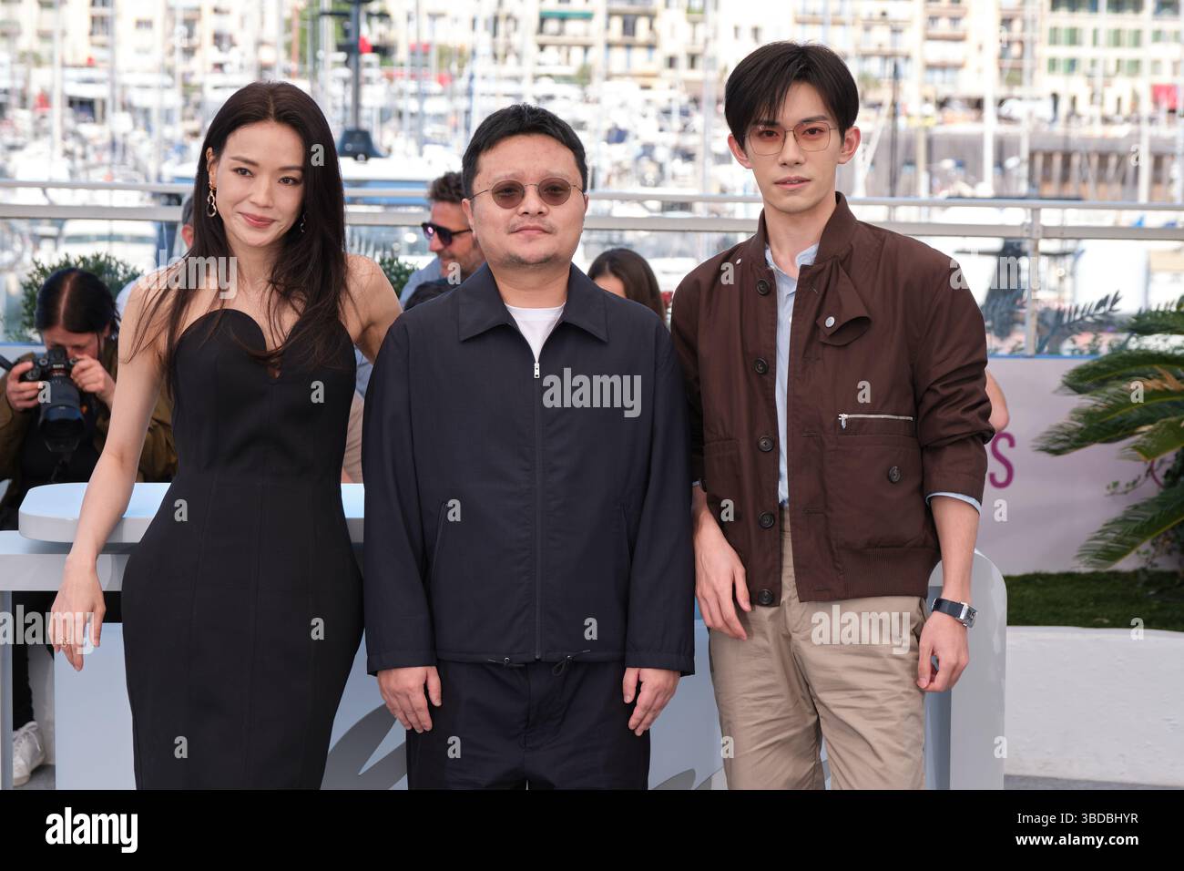 Il regista Bi Gan e i membri del cast partecipano al photocall per "KUANG YE SHI DAI" (Resurrezione) durante il 78° Festival di Cannes il 22 maggio 2025. Foto Stock