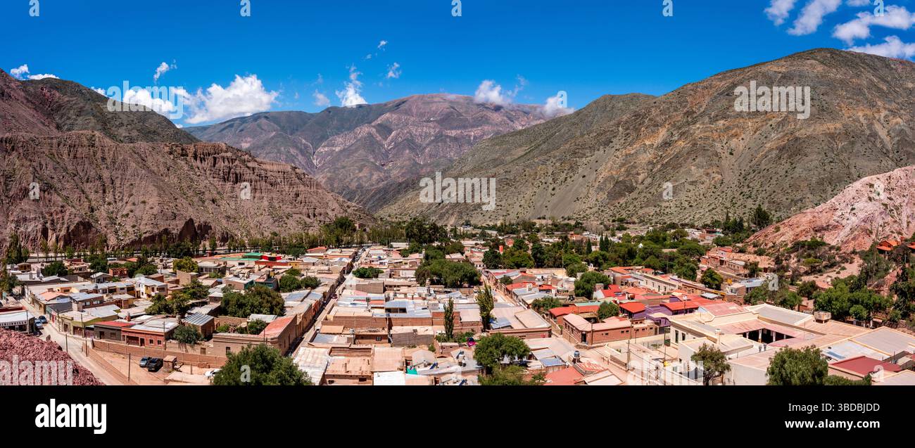 Un'immagine panoramica della città di Purmamarca circondata da colline colorate, provincia di Jujuy, Argentina. Foto Stock