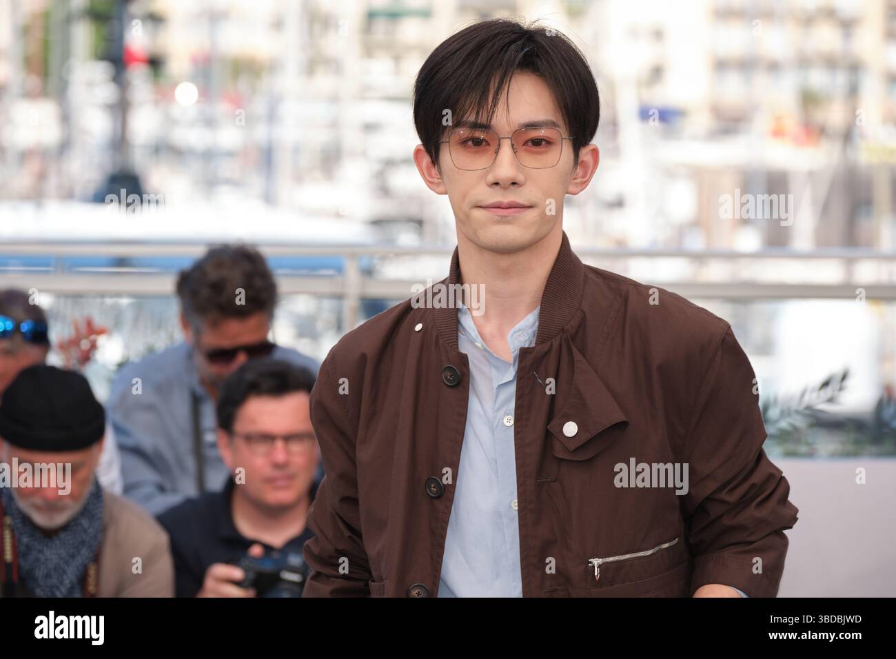 Il regista Bi Gan e i membri del cast partecipano al photocall per "KUANG YE SHI DAI" (Resurrezione) durante il 78° Festival di Cannes il 22 maggio 2025. Foto Stock