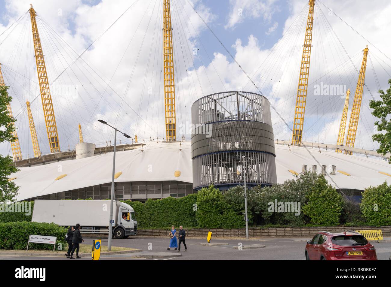 Londra, Greenwich, Regno Unito. 23 maggio 2025. Meteo nel Regno Unito: Un mix di sole instabile e nuvole di tempesta incombenti dipinge uno sfondo spettacolare su Londra il venerdì, mentre la città si prepara per un weekend in festa. Credito: Glosszoom/Alamy Live News. Foto Stock