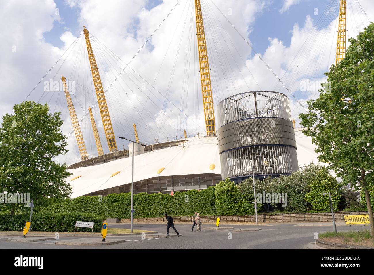 Londra, Greenwich, Regno Unito. 23 maggio 2025. Meteo nel Regno Unito: Un mix di sole instabile e nuvole di tempesta incombenti dipinge uno sfondo spettacolare su Londra il venerdì, mentre la città si prepara per un weekend in festa. Credito: Glosszoom/Alamy Live News. Foto Stock
