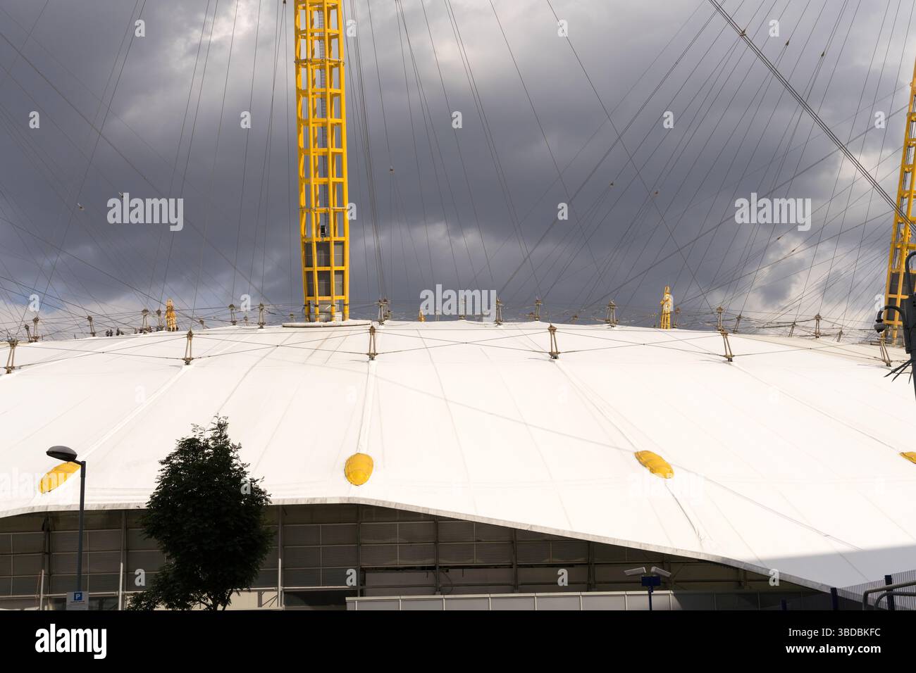 Londra, Greenwich, Regno Unito. 23 maggio 2025. Meteo nel Regno Unito: Un mix di sole instabile e nuvole di tempesta incombenti dipinge uno sfondo spettacolare su Londra il venerdì, mentre la città si prepara per un weekend in festa. Credito: Glosszoom/Alamy Live News. Foto Stock