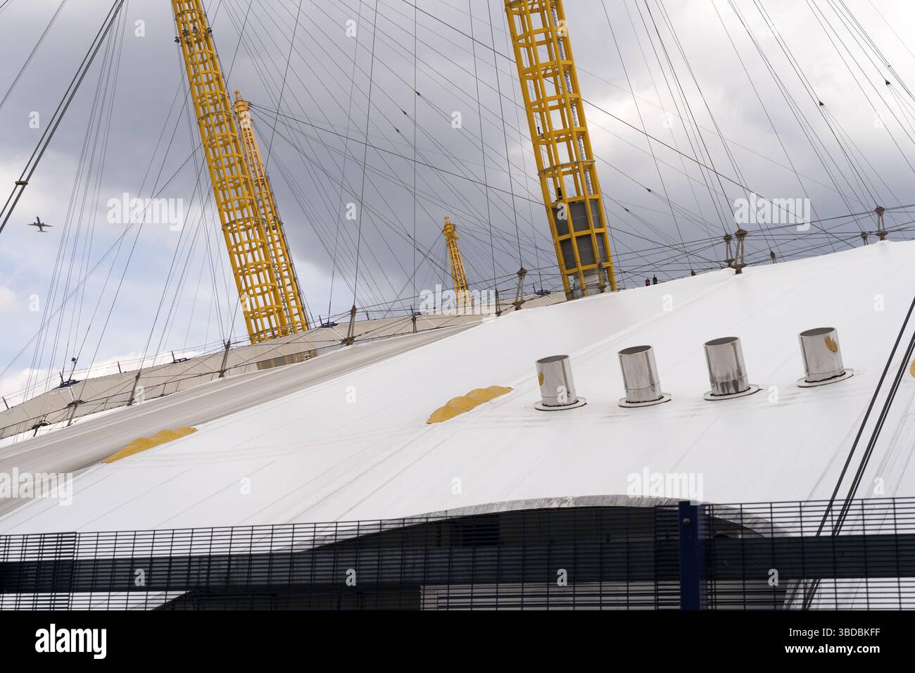 Londra, Greenwich, Regno Unito. 23 maggio 2025. Meteo nel Regno Unito: Un mix di sole instabile e nuvole di tempesta incombenti dipinge uno sfondo spettacolare su Londra il venerdì, mentre la città si prepara per un weekend in festa. Credito: Glosszoom/Alamy Live News. Foto Stock