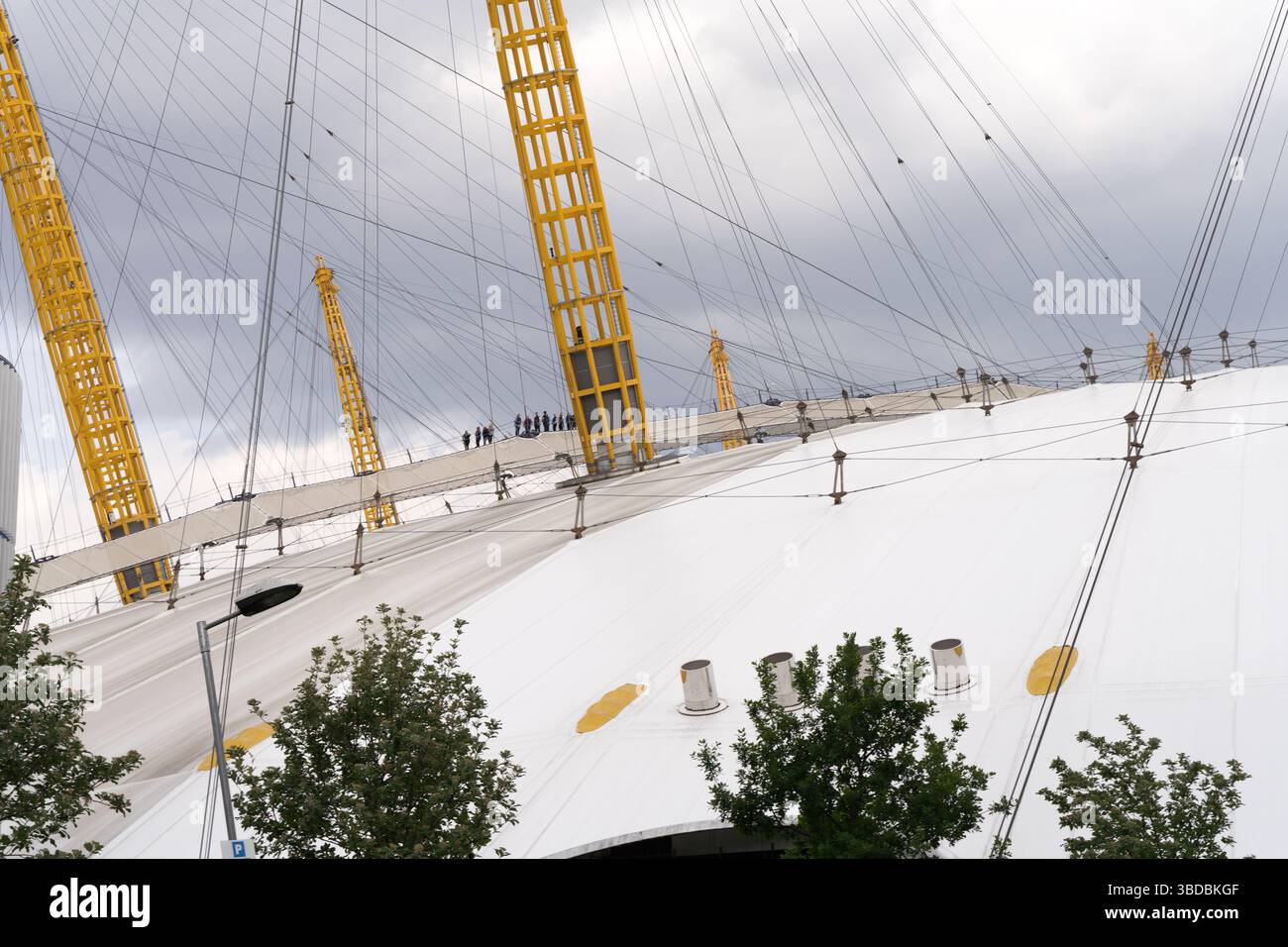 Londra, Greenwich, Regno Unito. 23 maggio 2025. Meteo nel Regno Unito: Un mix di sole instabile e nuvole di tempesta incombenti dipinge uno sfondo spettacolare su Londra il venerdì, mentre la città si prepara per un weekend in festa. Credito: Glosszoom/Alamy Live News. Foto Stock