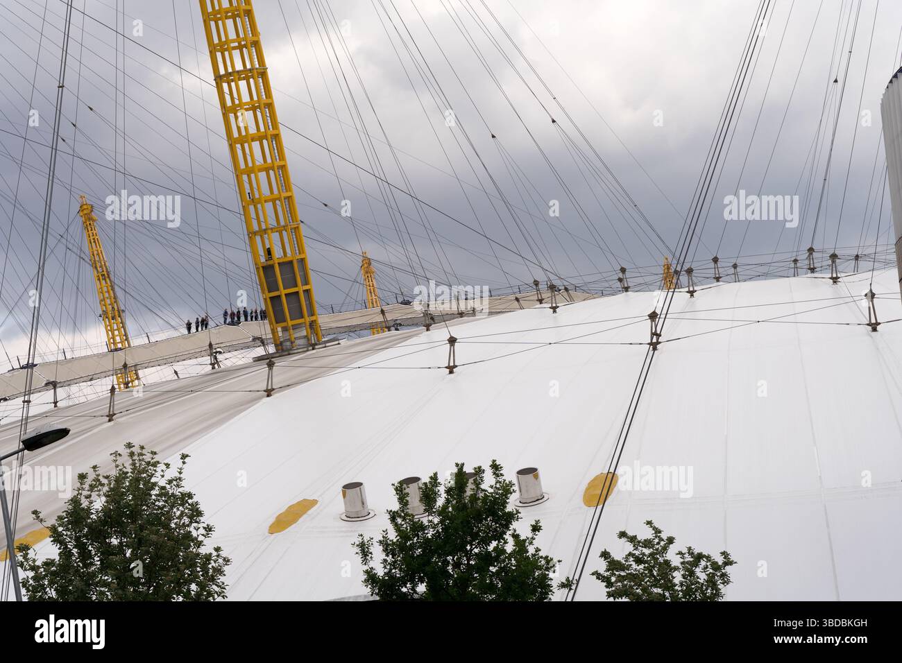 Londra, Greenwich, Regno Unito. 23 maggio 2025. Meteo nel Regno Unito: Un mix di sole instabile e nuvole di tempesta incombenti dipinge uno sfondo spettacolare su Londra il venerdì, mentre la città si prepara per un weekend in festa. Credito: Glosszoom/Alamy Live News. Foto Stock