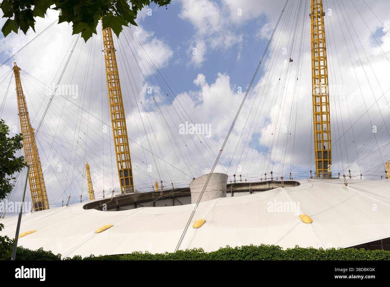 Londra, Greenwich, Regno Unito. 23 maggio 2025. Meteo nel Regno Unito: Un mix di sole instabile e nuvole di tempesta incombenti dipinge uno sfondo spettacolare su Londra il venerdì, mentre la città si prepara per un weekend in festa. Credito: Glosszoom/Alamy Live News. Foto Stock