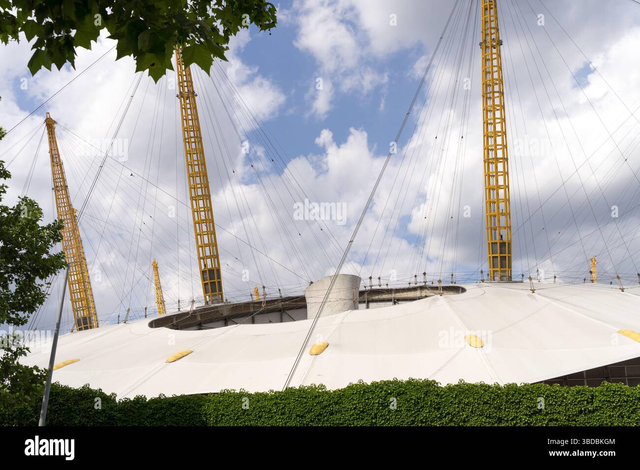 Londra, Greenwich, Regno Unito. 23 maggio 2025. Meteo nel Regno Unito: Un mix di sole instabile e nuvole di tempesta incombenti dipinge uno sfondo spettacolare su Londra il venerdì, mentre la città si prepara per un weekend in festa. Credito: Glosszoom/Alamy Live News. Foto Stock