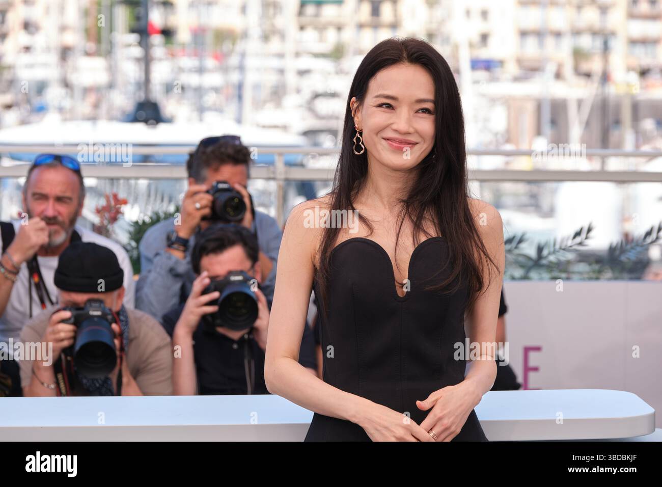 Il regista Bi Gan e i membri del cast partecipano al photocall per "KUANG YE SHI DAI" (Resurrezione) durante il 78° Festival di Cannes il 22 maggio 2025. Foto Stock
