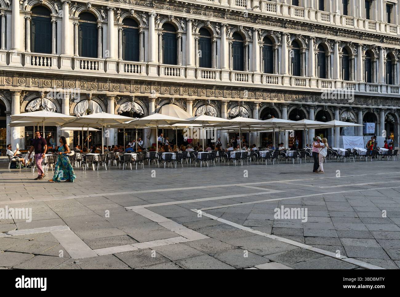 Una vista su Piazza San Marco, la piazza principale di Venezia, con lo storico caffè Florian, aperto nel 1720, Venezia, Veneto, Italia Foto Stock