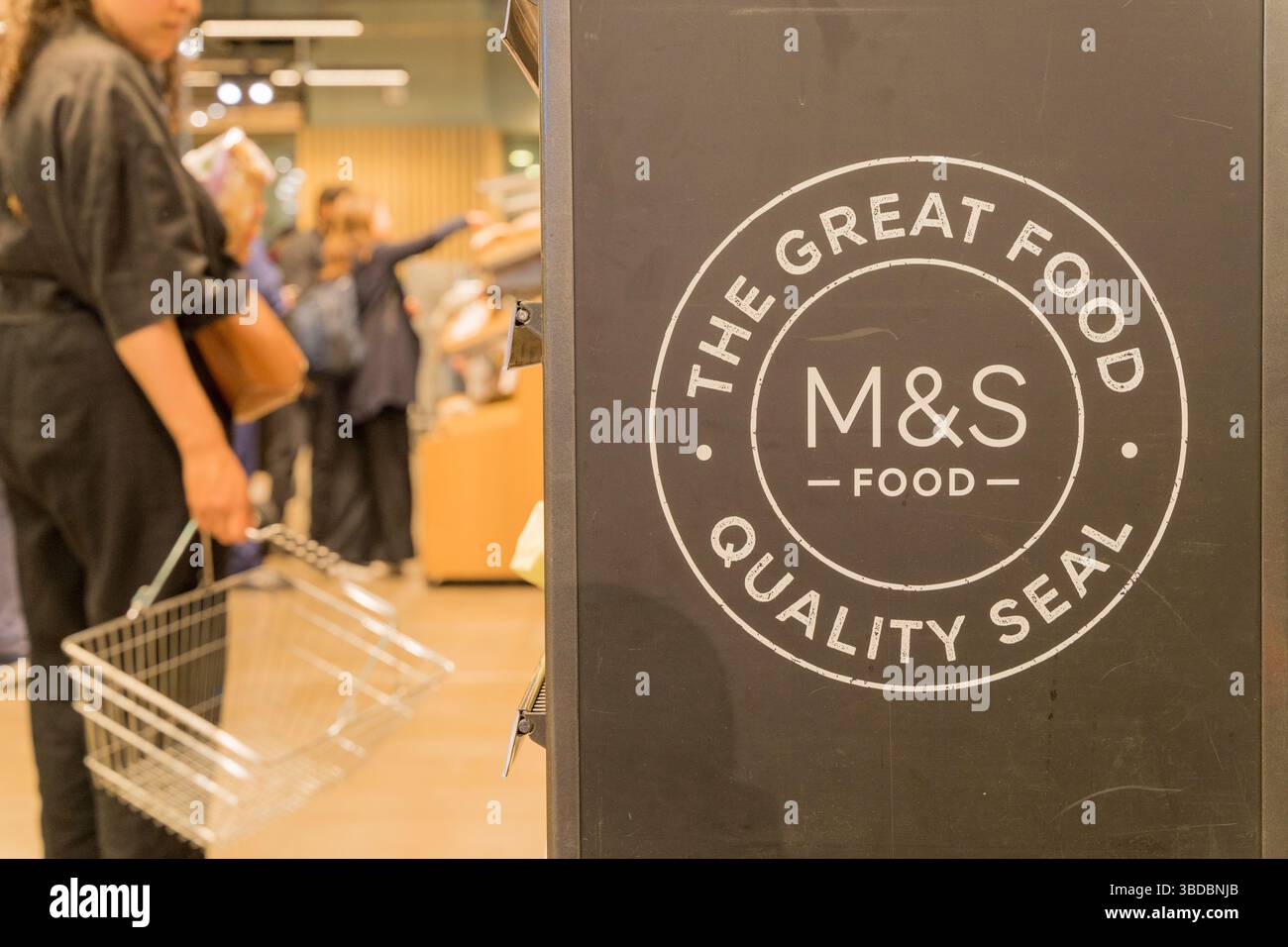 L'acquirente seleziona i prodotti in M&S Aisle con il marchio "The Great Food, Quality Seal" presso il supermercato Marks and Spencer Londra Inghilterra Regno Unito Foto Stock