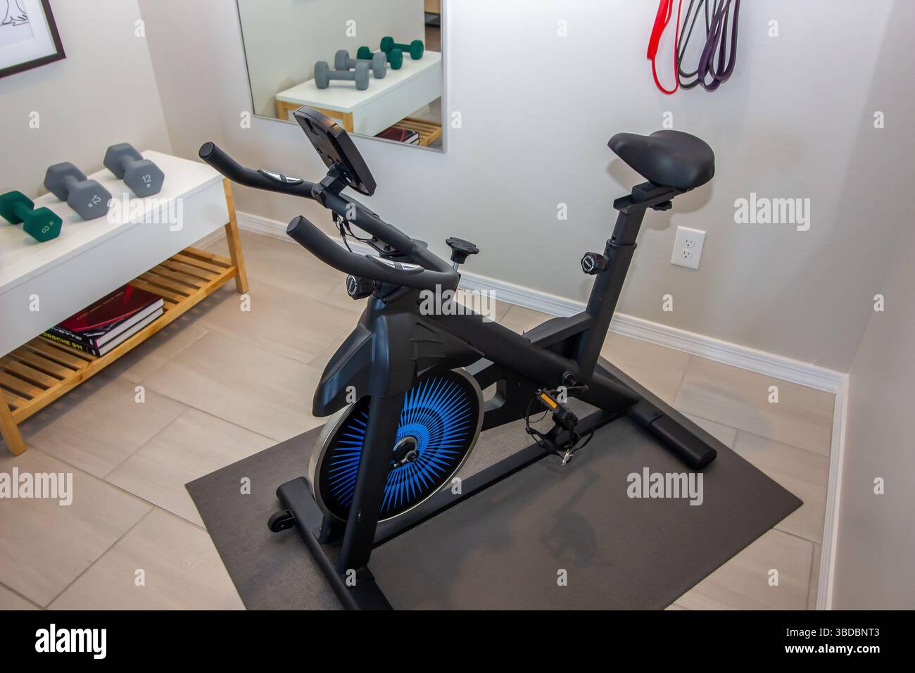 Cyclette Black Home e pesi a mano Foto Stock