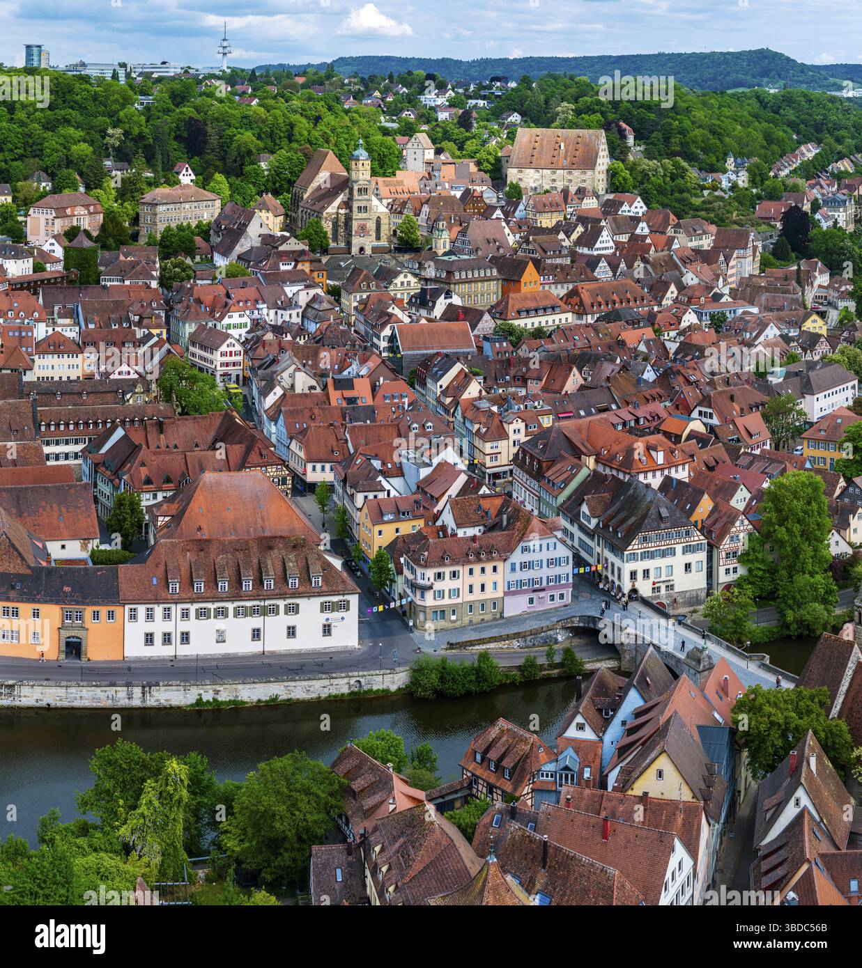 Vista sulla città di Schwaebisch Hall. Vista delle attrazioni della città vecchia con la chiesa parrocchiale di San Michele. Vista aerea. Schwaebisch Hall, Baden-Wuerttemb Foto Stock