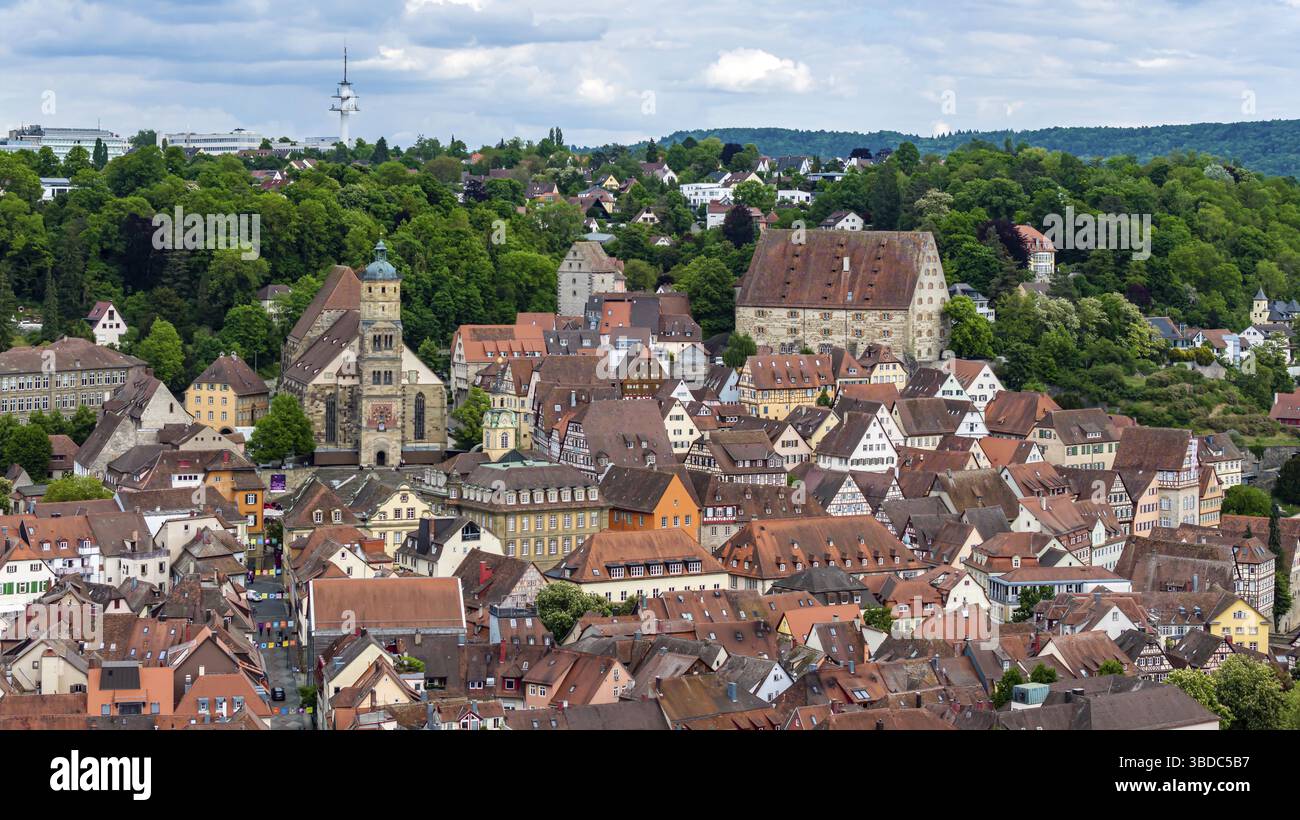 Vista sulla città di Schwaebisch Hall. Vista delle attrazioni della città vecchia con la chiesa parrocchiale di San Michele. Vista aerea. Schwaebisch Hall, Baden-Wuerttemb Foto Stock