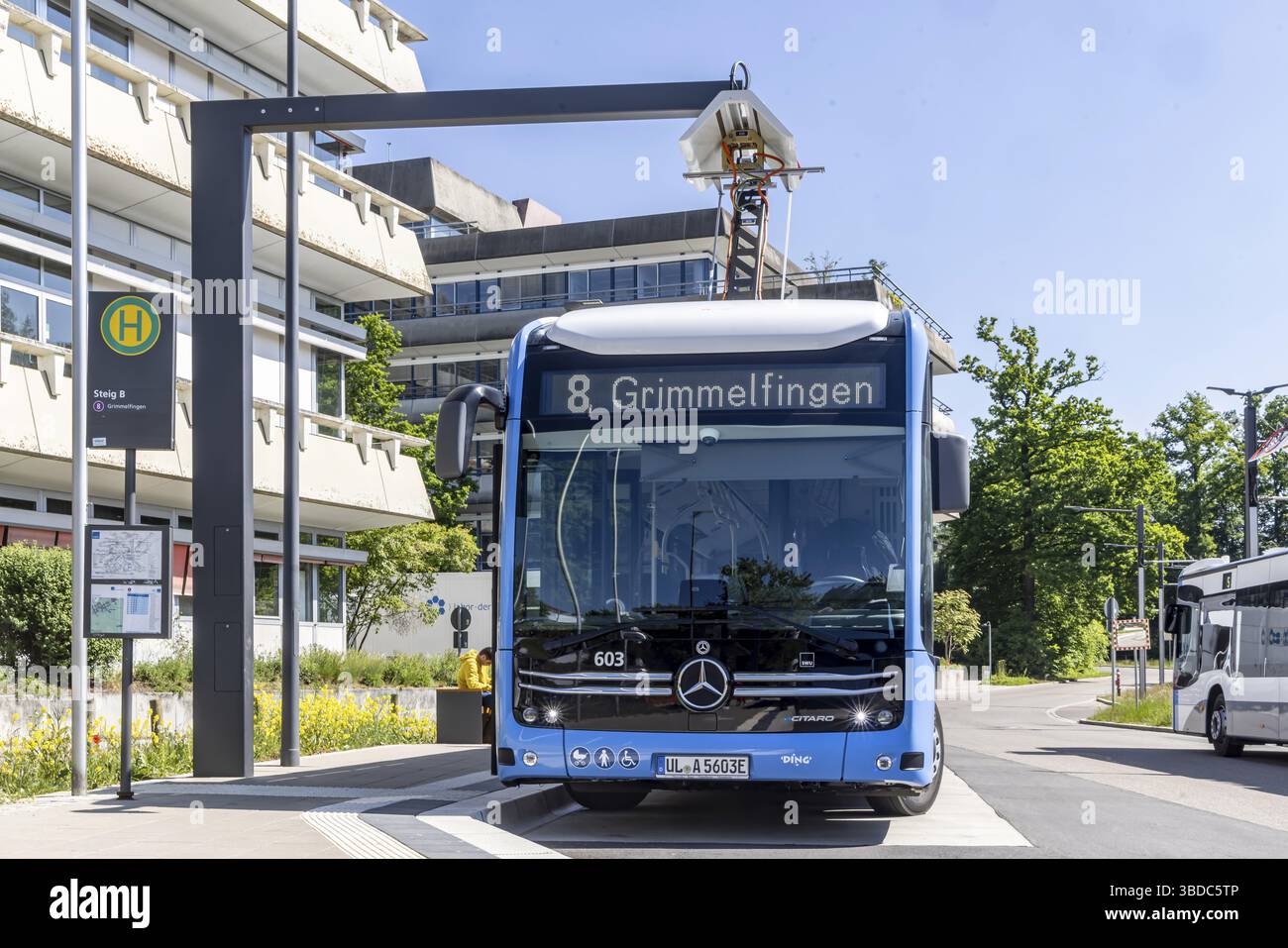 Ricarica durante le pause. Un pantografo carica gli autobus elettrici della SWU (Stadtwerke Ulm Neu-Ulm) . Il pantografo viene esteso alle fermate dell'autobus e re Foto Stock