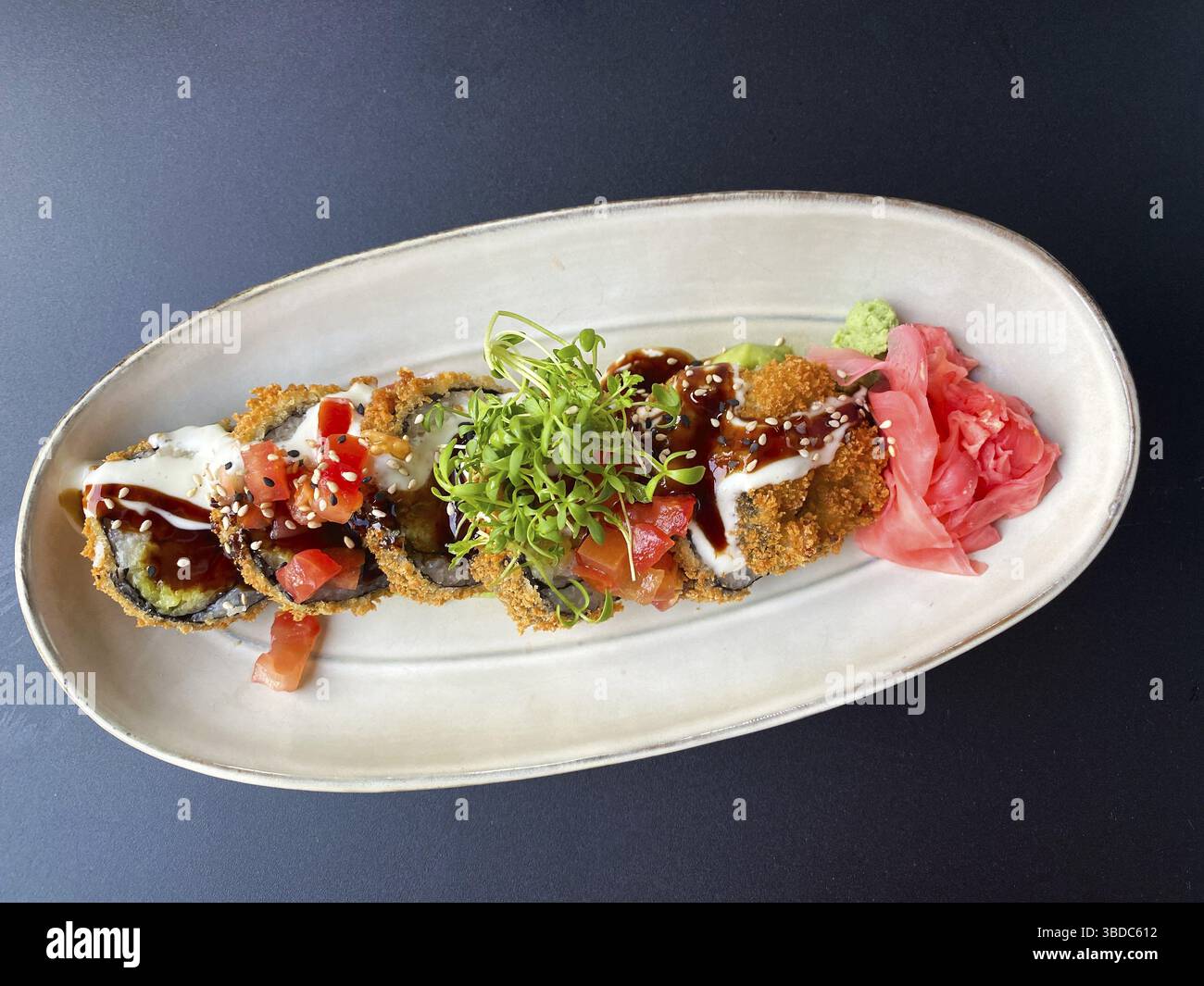Sushi, vegano, Big Crunchy Role con pomodori, ravanello sottaceto, avocado, maionese wasabi, salsa teriyaki, cibo, Stoccarda, Baden-Wuerttemberg, Germania Foto Stock