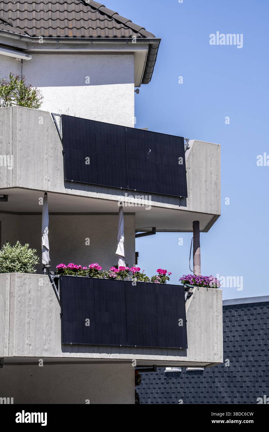 Le centrali elettriche con balcone privato, i moduli solari sul parapetto del balcone producono elettricità per uso personale o per l'alimentazione nella rete elettrica, Germania Foto Stock