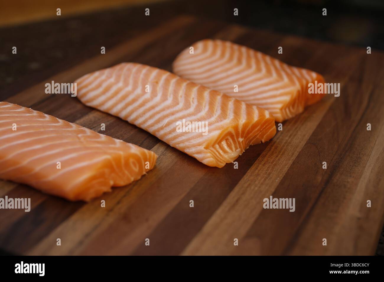 Cucina della Germania meridionale, terrina di trota di salmone, terrina di salmone, filetto di salmone senza pelle su tavola di legno, crudo, piatto di pesce, fotografia del cibo Foto Stock