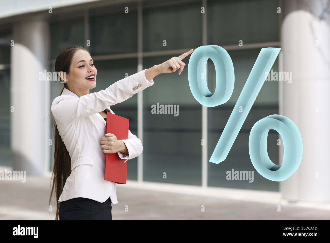 Donna d'affari che spinge una grande percentuale virtuale all'aperto di fronte all'edificio Foto Stock