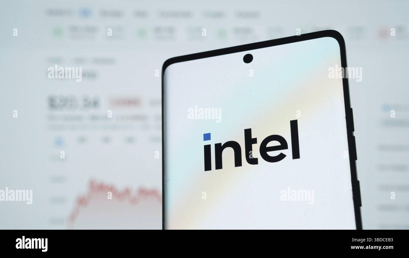 Smartphone con logo Intel sullo sfondo dei dati dei mercati finanziari Foto Stock