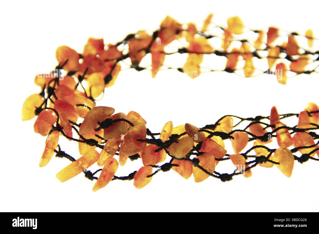 Collana color ambra su sfondo chiaro Foto Stock