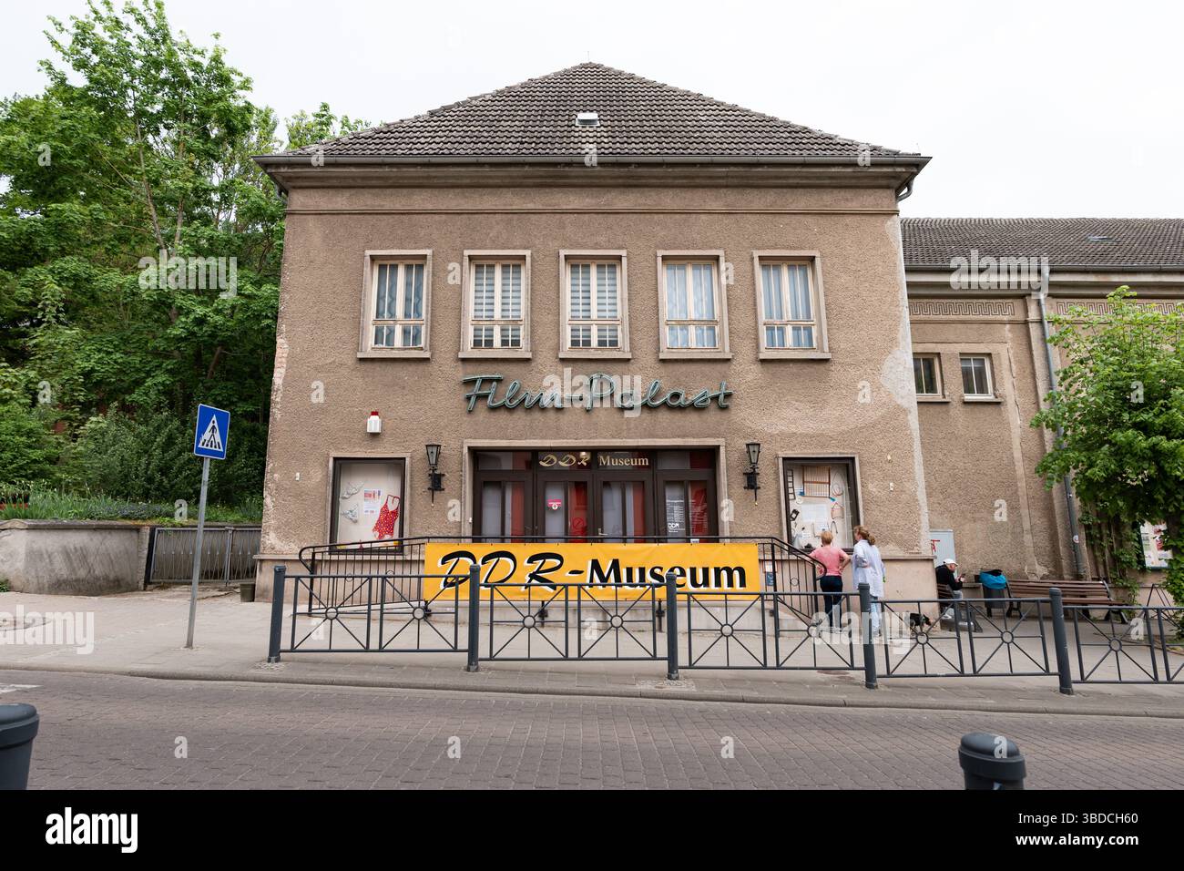 Palazzo del Film-Palast (palazzo del cinema) con il DDR Museum (repubblica democratica tedesca) a Malchow. Esterno della facciata della vecchia casa in città. Foto Stock