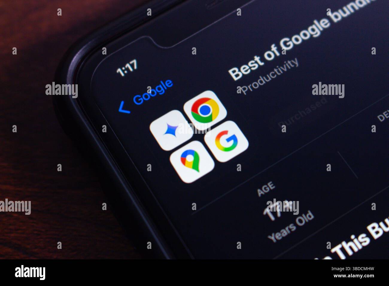 Primo piano dello schermo di uno smartphone che visualizza un pacchetto di app Google nell'app store, tra cui Gemini, Chrome, Maps e Google Search. Foto Stock