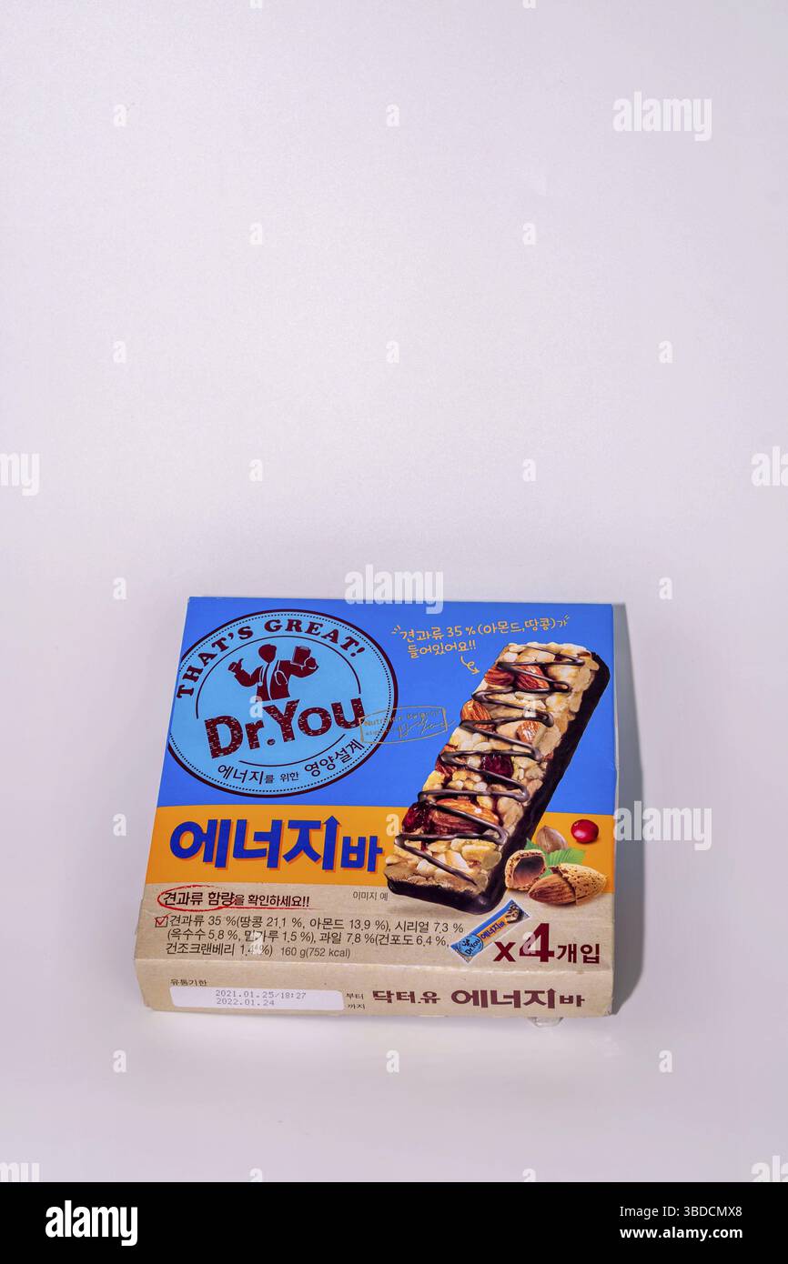 Daejeon, Corea del Sud: 16 marzo 2021: Scatola di barre energetiche Dr. You isolate su sfondo bianco. Popolare spuntino coreano Foto Stock