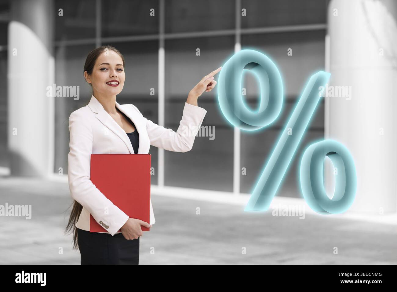 Donna d'affari che spinge una grande percentuale virtuale all'aperto di fronte all'edificio Foto Stock