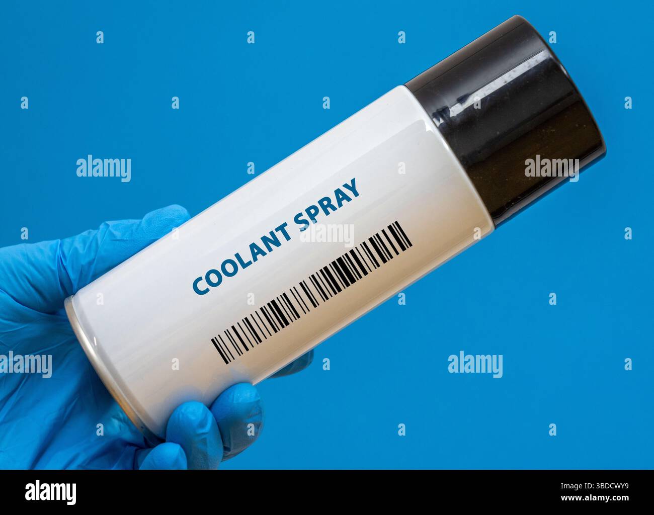 Spray liquido di raffreddamento. Riduce la temperatura delle superfici metalliche durante la lavorazione, il taglio e la smerigliatura, migliorando la durata e le prestazioni dell'utensile. Foto Stock