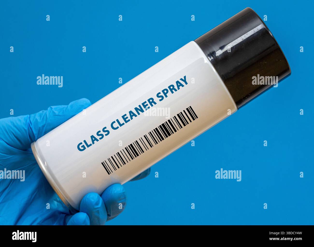 Spray detergente per vetri. Uno spray formulato per pulire le superfici in vetro senza lasciare striature, utilizzato nei settori automobilistico, edile ed elettronico. Foto Stock