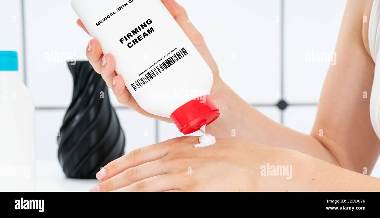 La crema rassodante contiene collagene o elastina per migliorare la fermezza e l'elasticità della pelle. Foto Stock