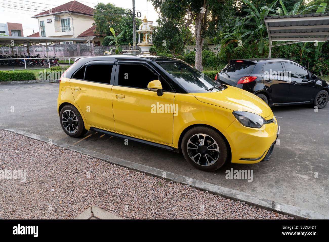 La vista sul lato destro della mini auto o di una piccola auto gialla è il parcheggio all'aperto dei grandi magazzini. Foto Stock