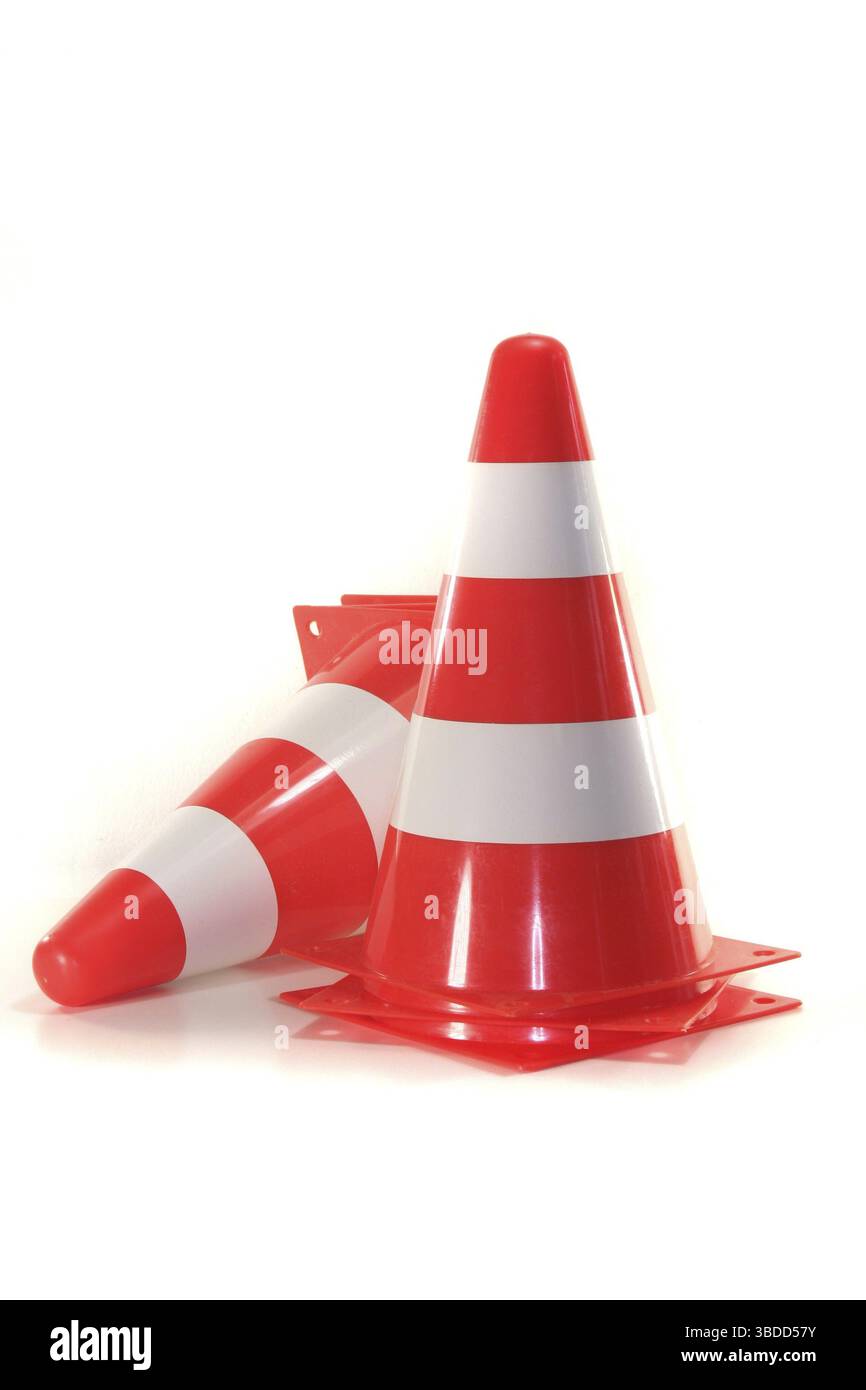 Molti coni rossi e bianchi per cantieri su sfondo bianco Foto Stock