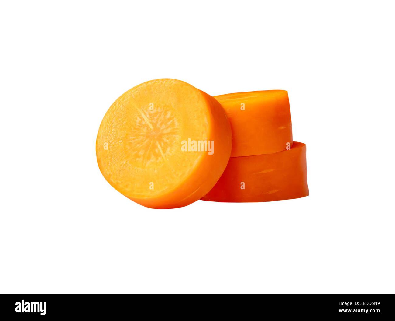 La vista laterale di tre fette di carota arancioni disposte in cerchi nella pila è isolata su sfondo bianco con percorso di ritaglio. Foto Stock