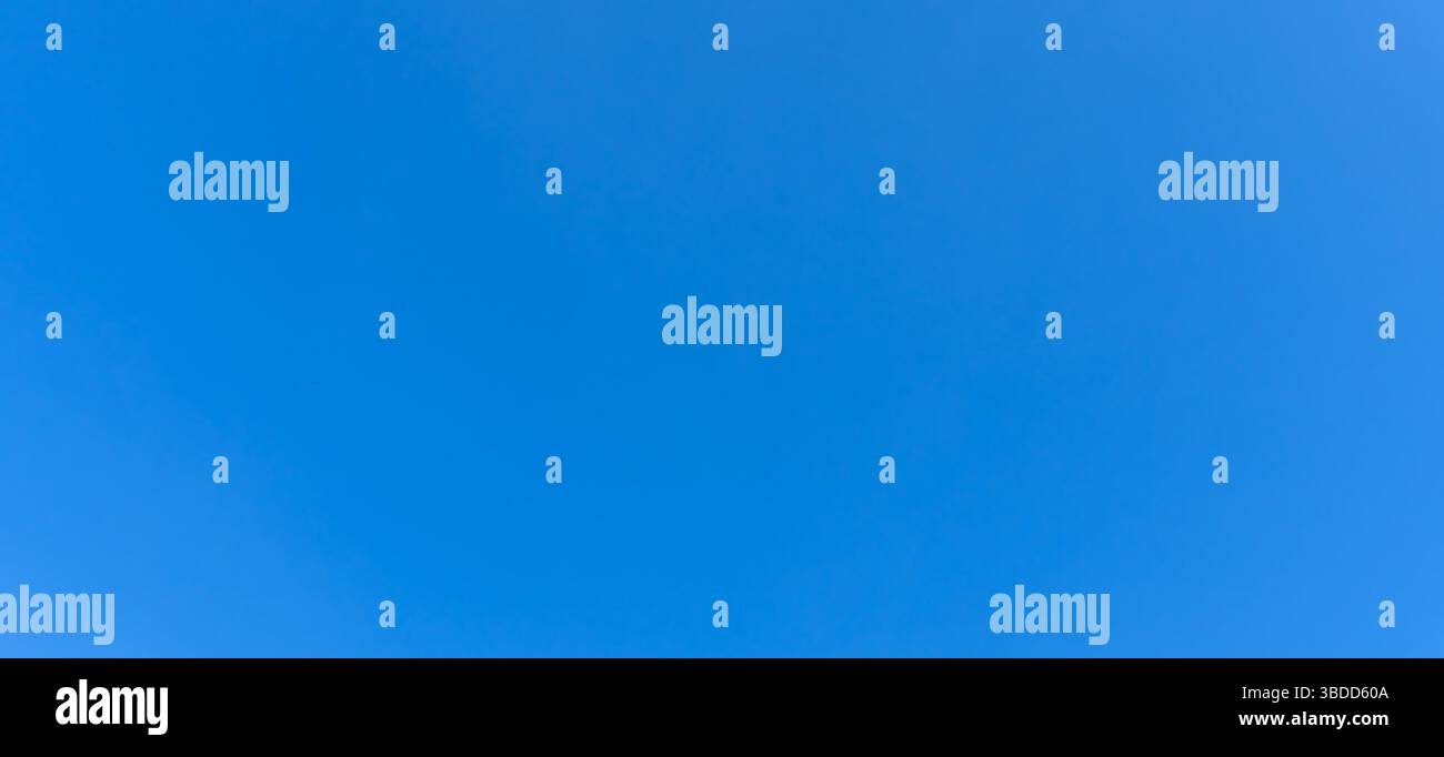 Come sfondo naturale viene utilizzata la vista ad angolo basso e la cornice completa di un bellissimo cielo azzurro senza nuvole al mattino o al pomeriggio nelle giornate di sole. Foto Stock