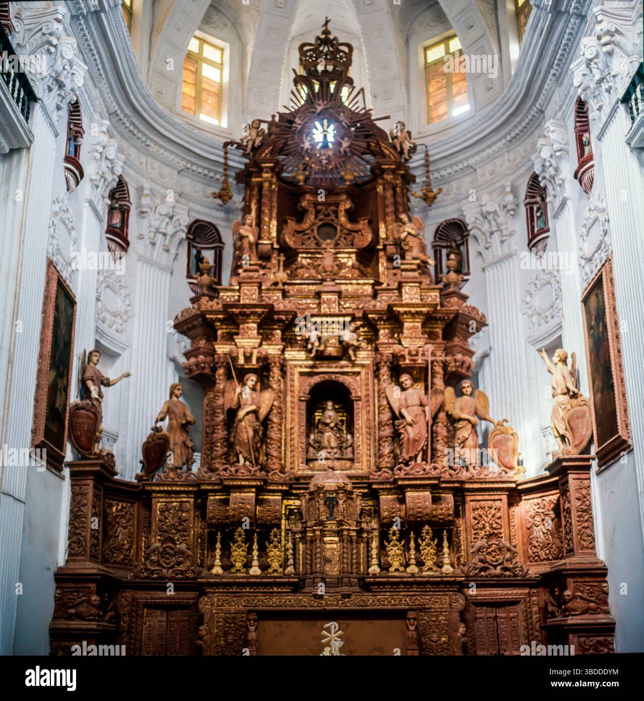 La Chiesa di San Gaetano, nota anche come Chiesa della Divina Provvidenza, è una chiesa dell'arcidiocesi di Goa e Daman, situata nella Vecchia Goa. La chiesa è stata completata nel 1661 e fa parte del Patrimonio Mondiale dell'Umanità, delle Chiese e dei conventi di Goa. Chiesa di San Cajetan ... una delle chiese più belle di Goa, questo grazioso edificio antico si erge nella Vecchia Goa. Foto Stock