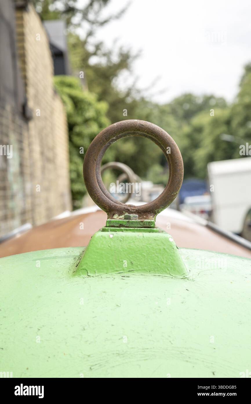 Primo piano di un vecchio anello di vetro arrugginito Foto Stock