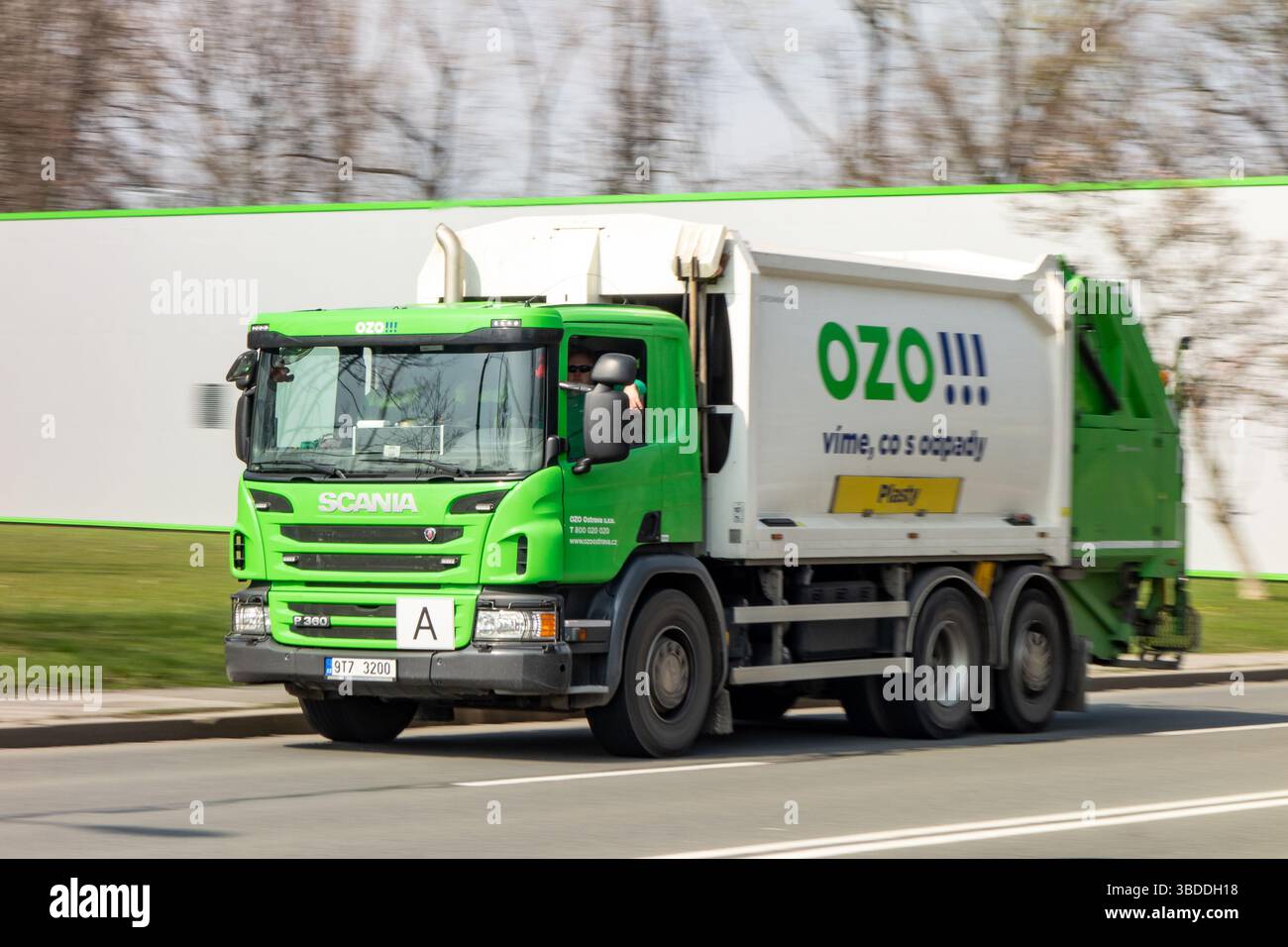 OSTRAVA, REPUBBLICA CECA - 2 APRILE 2019: Veicolo Scania P360 verde dell'azienda OZO Ostrava che rimuove rifiuti e rifiuti. L'auto sta guidando velocemente Foto Stock