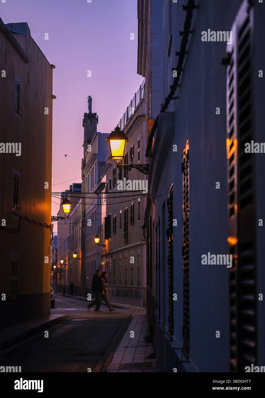 Una strada laterale stretta e colorata a Ciutadella, Minorca, Spagna Foto Stock