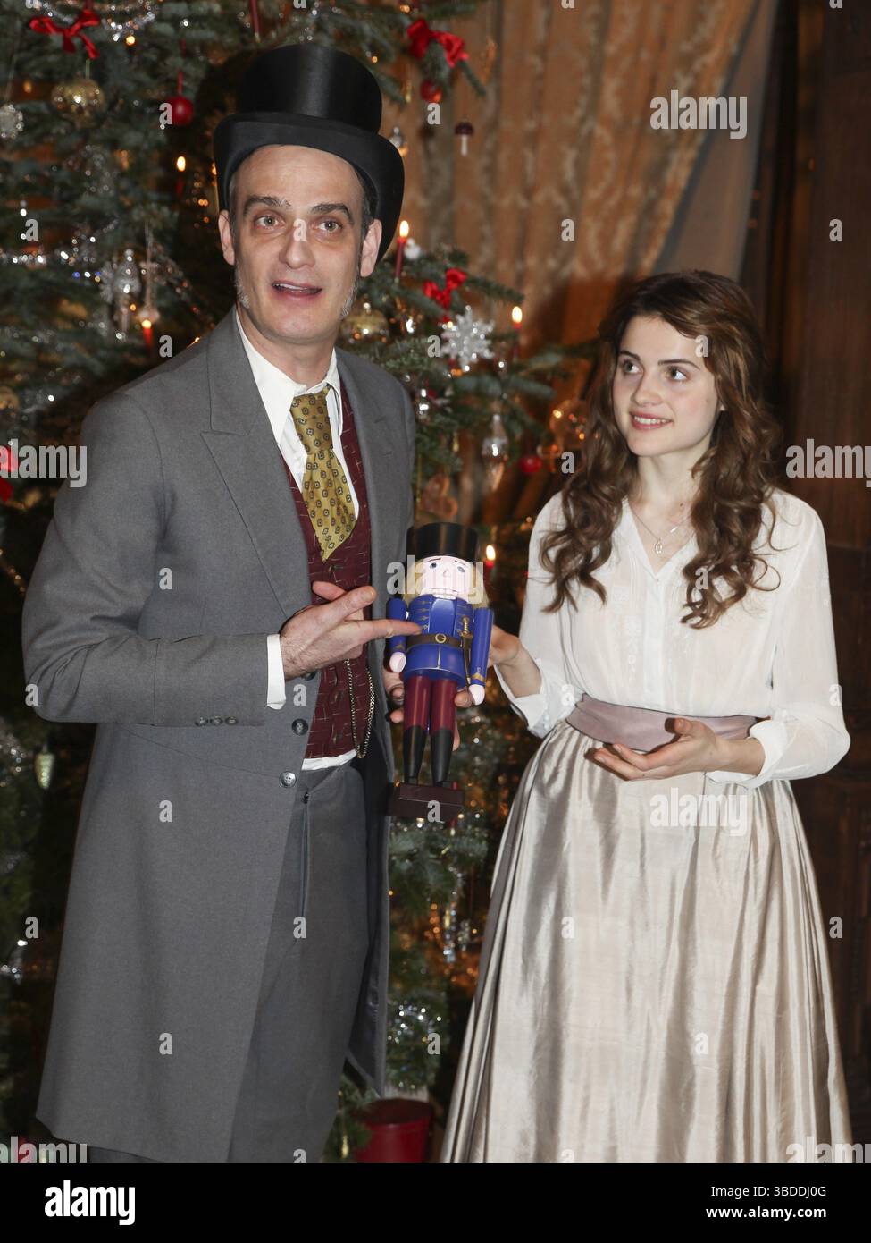 Anatole Taubmann (padrino Drosselmeier) e Mala Emde (Marie Stahlbaum) al servizio fotografico della stampa Foto Stock
