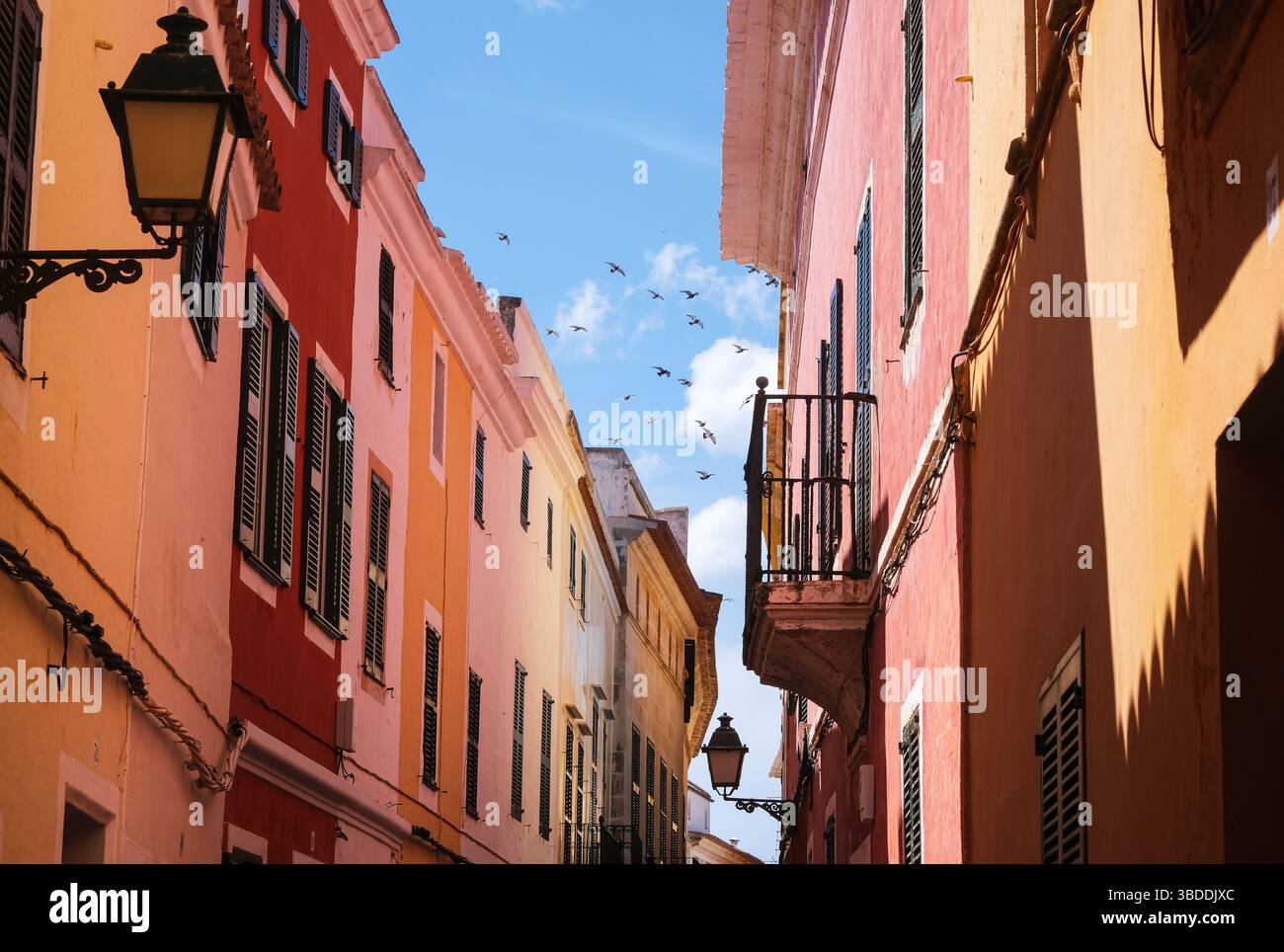 Una strada laterale stretta e colorata a Ciutadella, Minorca, Spagna Foto Stock