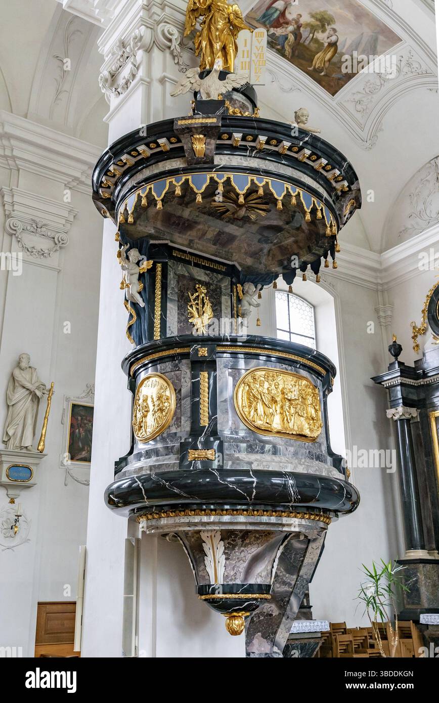 Svizzera - 3 luglio 2020: Vista interna della chiesa di Pietro e Paolo con il pulpito Foto Stock