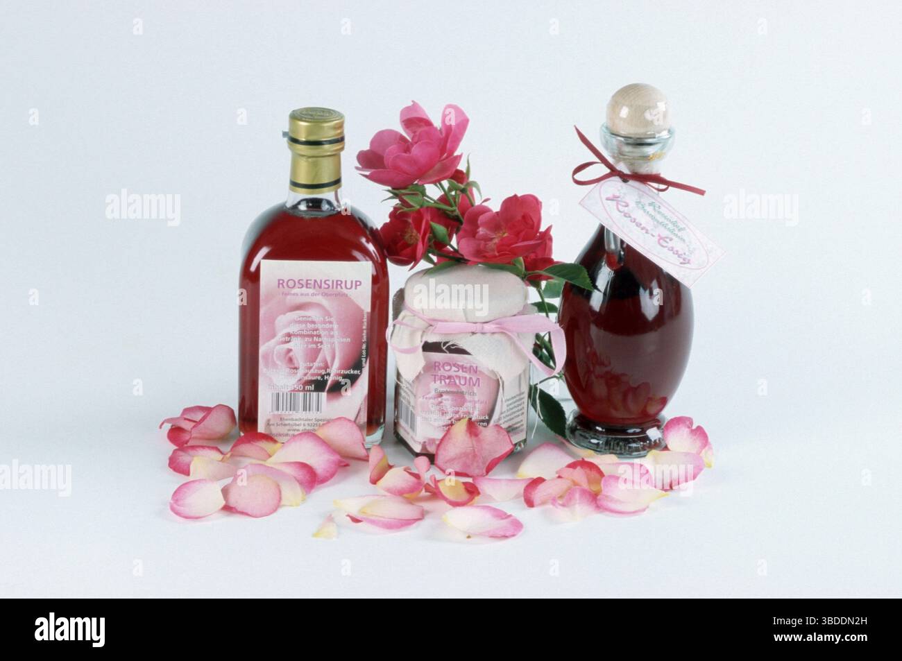 Sciroppo, marmellata e liquore e petali di rose, sciroppo di rosa, marmellata di rose e liquore di rose con petali di rosa Foto Stock