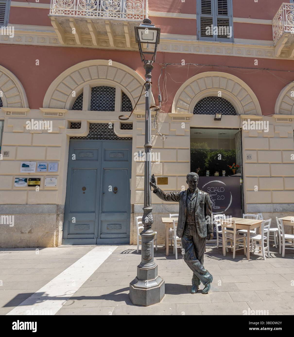 PORTO EMPEDOCLE, ITALIA, 25 GIUGNO 2023 - statua dell'ispettore Montalbano a Porto Empedocle, provincia di Agrigento, Sicilia, Italia Foto Stock