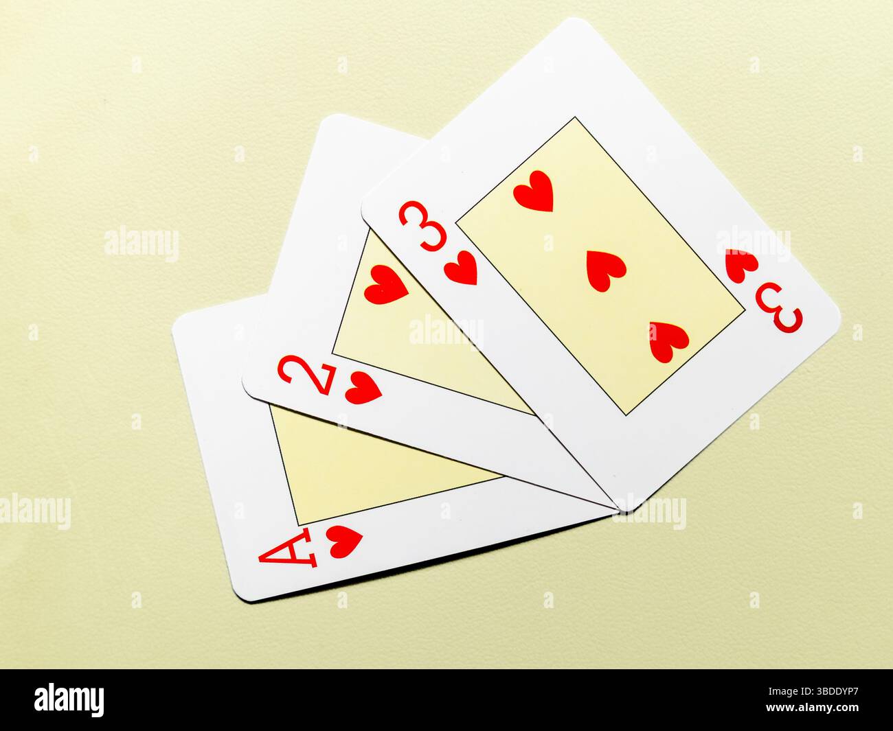 Carte cardiache dal mazzo su un tappetino verde Foto Stock