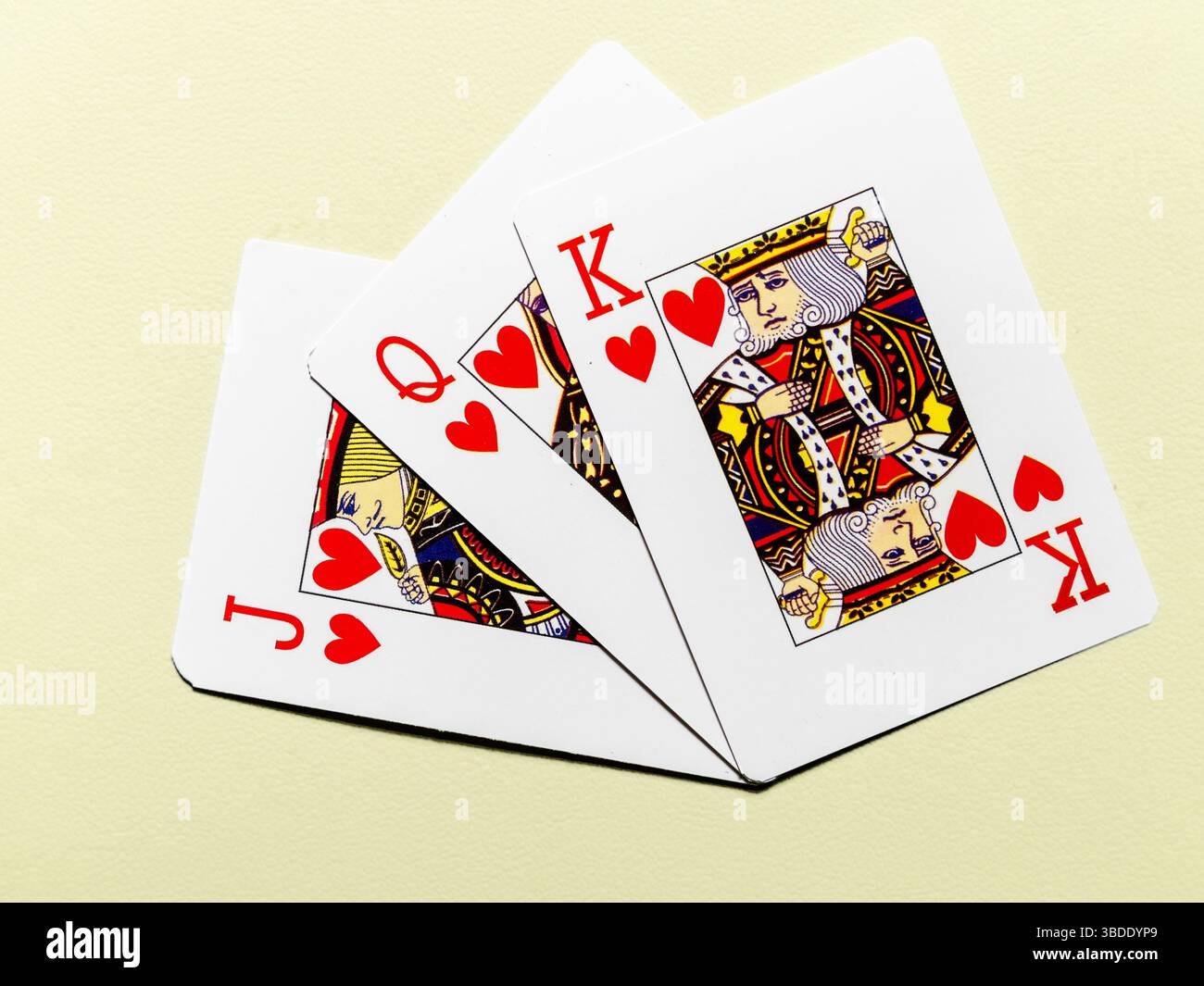 Carte cardiache dal mazzo su un tappetino verde Foto Stock