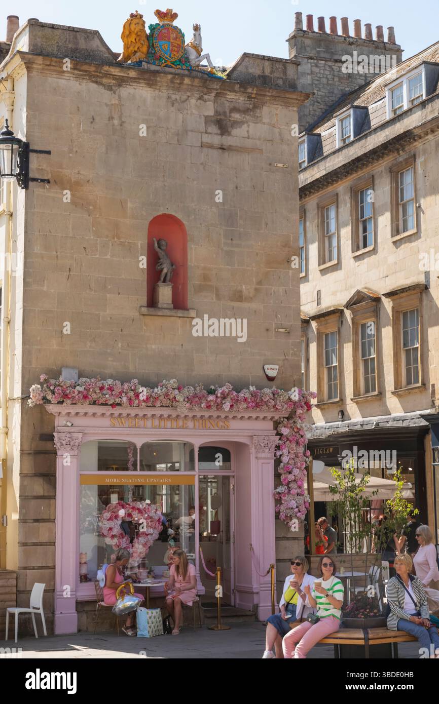 Inghilterra, Somerset, Bath, Old Bond Street, Sweet Little Things Teahouse Foto Stock