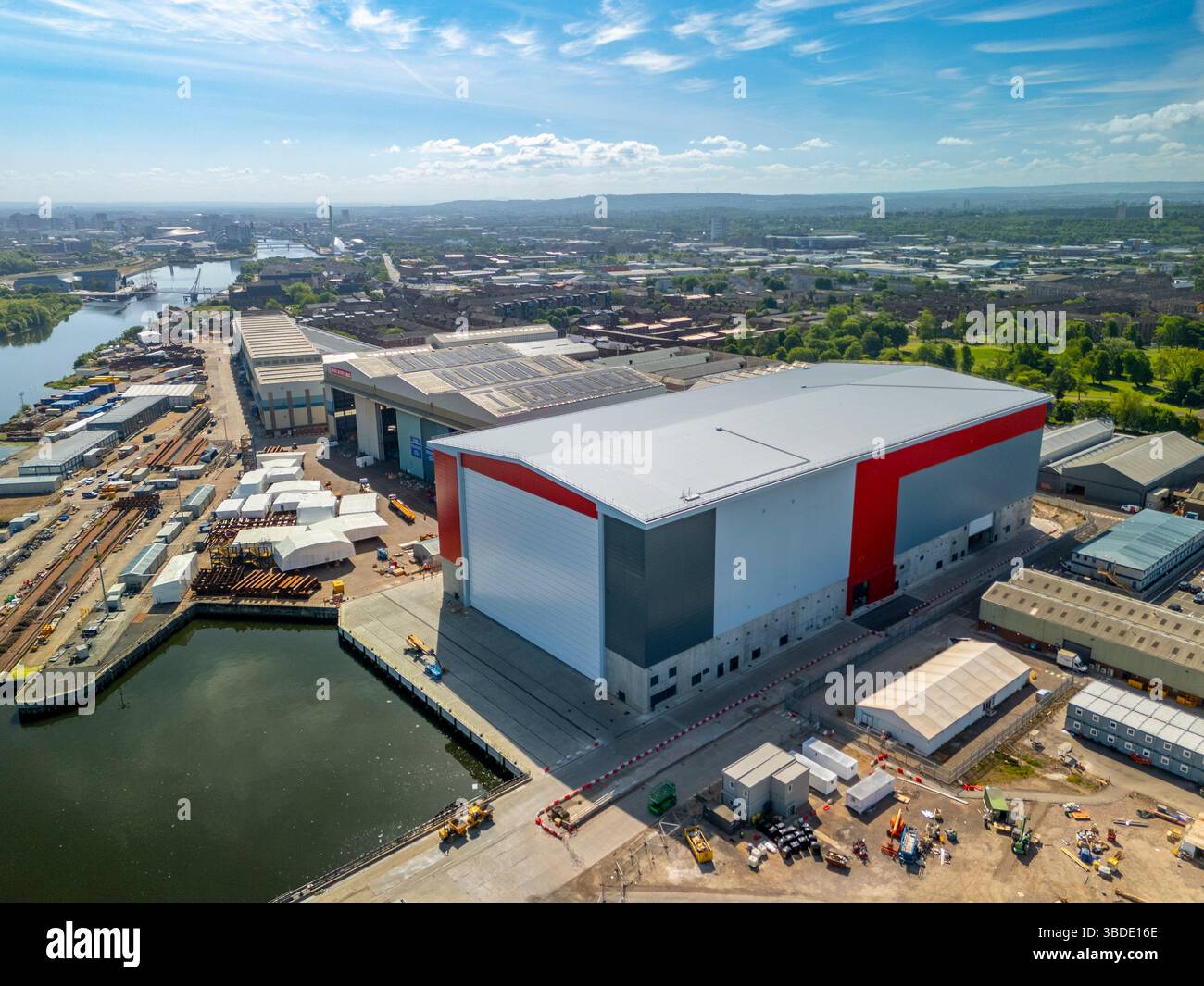 Vista aerea della nuova sala per la costruzione di navi, la Janet Harvey Hall, presso il cantiere BAE Systems di Govan sul fiume Clyde, Glasgow, Scozia, Regno Unito Foto Stock