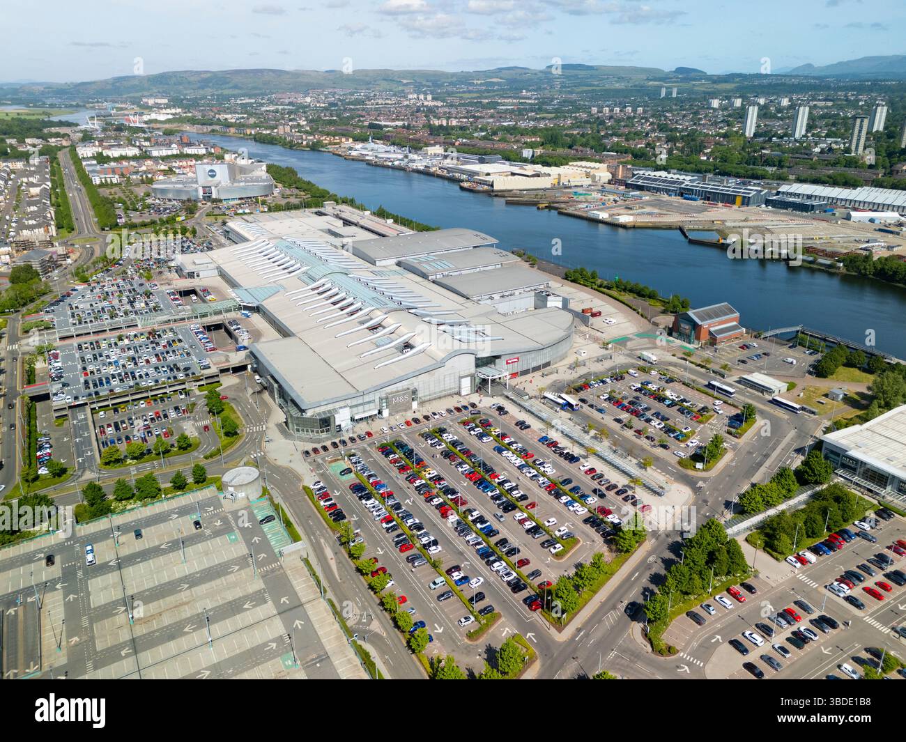 Vista aerea del grande complesso commerciale e commerciale di Braehead a Glasgow, Scozia, Regno Unito Foto Stock Vista aerea del grande complesso commerciale e commerciale di Braehead a Glasgow, Scozia, Regno Unito Foto Stock