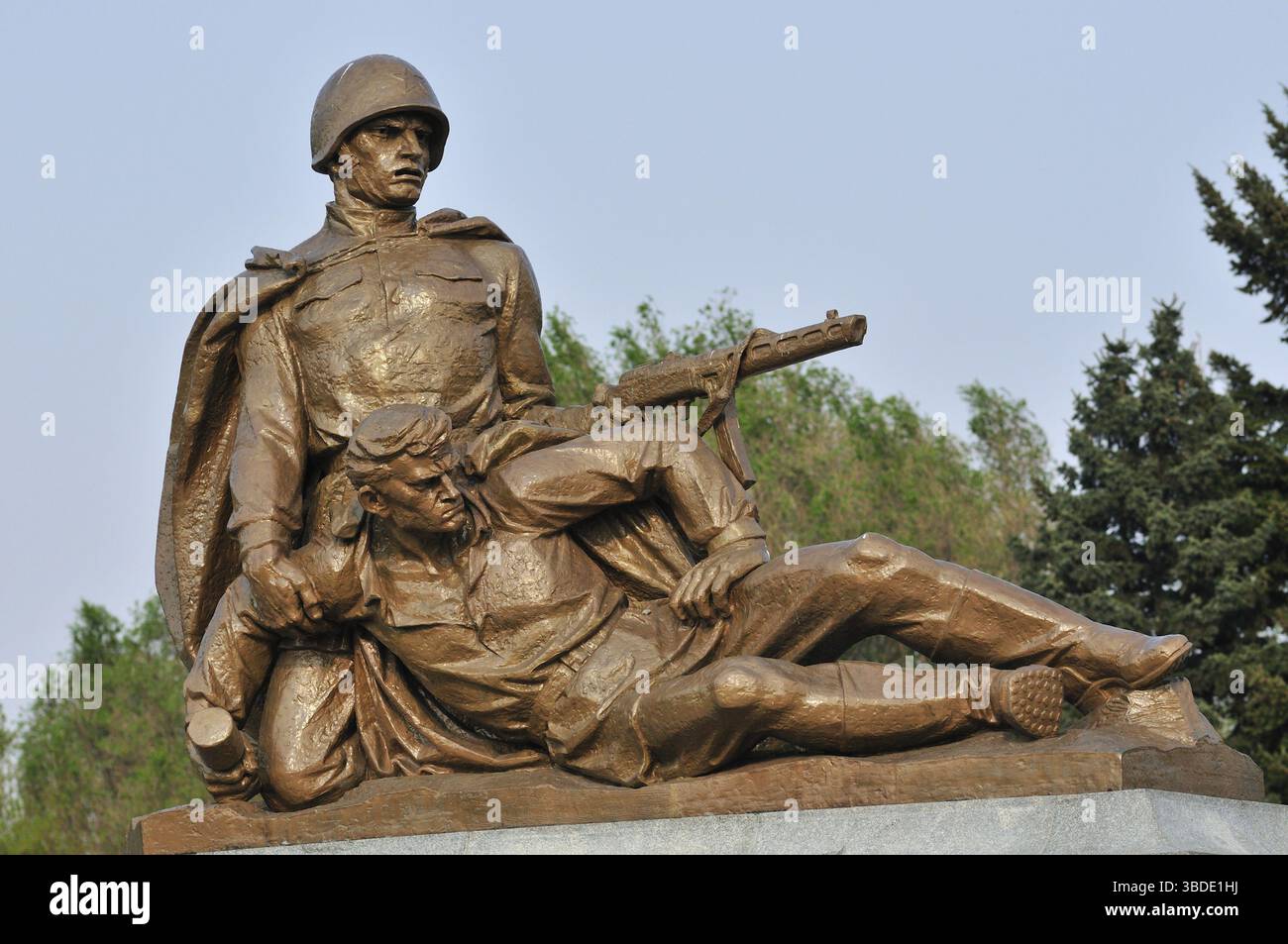 Il cimitero militare sovietico di Varsavia, in Polonia, è il luogo di sepoltura di oltre 000 soldati sovietici. Comprende esempi di arte socialista-realista Foto Stock